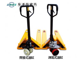 手動液壓叉車使用切不可馬虎大意