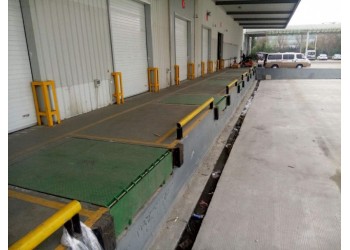 液壓調(diào)節(jié)板固定登車橋貨車登車橋 物流裝卸鋼平臺 升降平臺